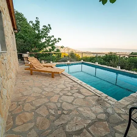 Summer Paradise With Pool In Hill